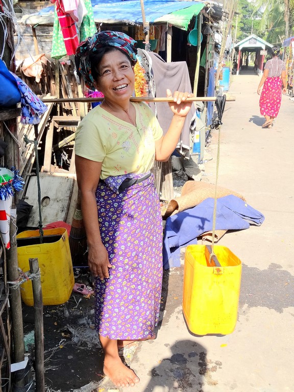 9 En route pour aller chercher de l'eau potable fournie par PASDB (à Yae Oakan)